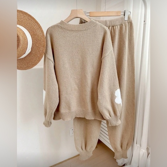 NIP Crochet Flower Pullover Sweater Top & Pants Knitted Outfit. 🤍🤎 - Picture 2 of 4